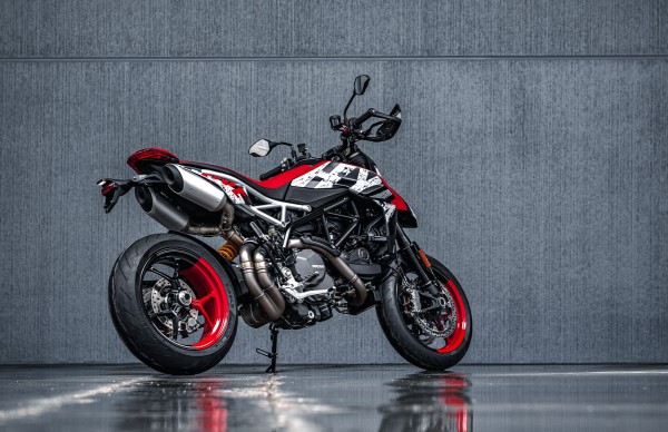 Ducati-Hypermotard-950-RVE-MY24-overview-gallery-1920x1080-05.jpg
