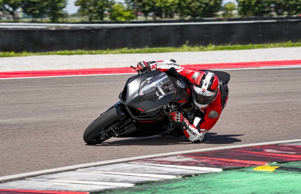 Ducati-Panigale-V2-MY24-overview-gallery-1920x1080-09.jpg