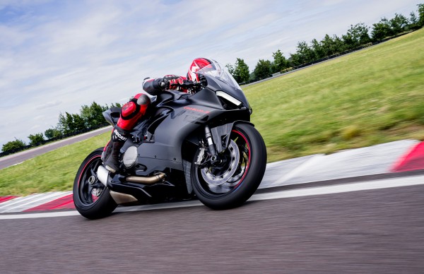 Ducati-Panigale-V2-MY24-overview-gallery-1920x1080-04.jpg