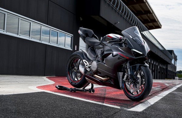 Ducati-Panigale-V2-MY24-overview-gallery-1920x1080-03.jpg