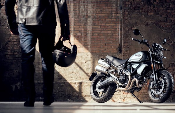 Scrambler-single-bike-1100-dark-pro-media-slider-1920x1080-05.jpg